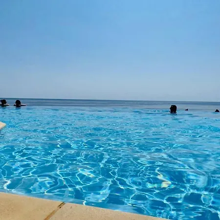 Vue Avec Piscine Chauffee *