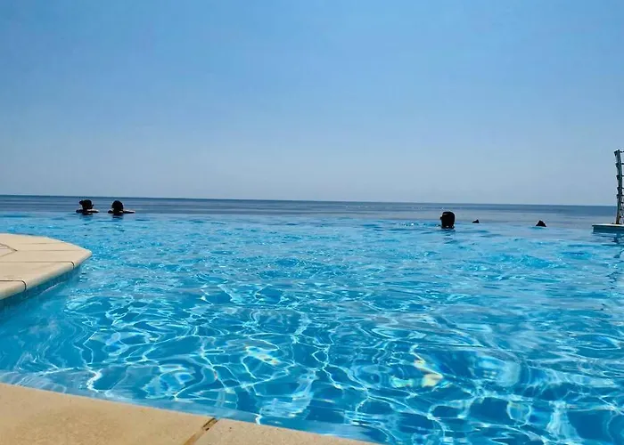 Vue Avec Piscine Chauffée *